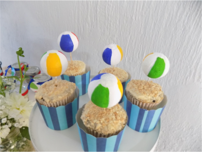 Cake toppers: Pelotas de playa Decora tus cupcakes y pasteles con estas bonitos pelotitas de playa para tu fiesta.  por Bazarika.mx